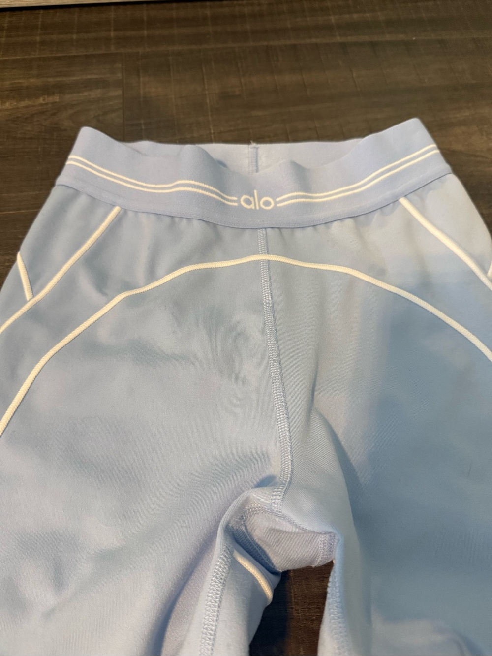 ALO Yoga Light Blue Leggings with White Piping - Picture 2 of 8